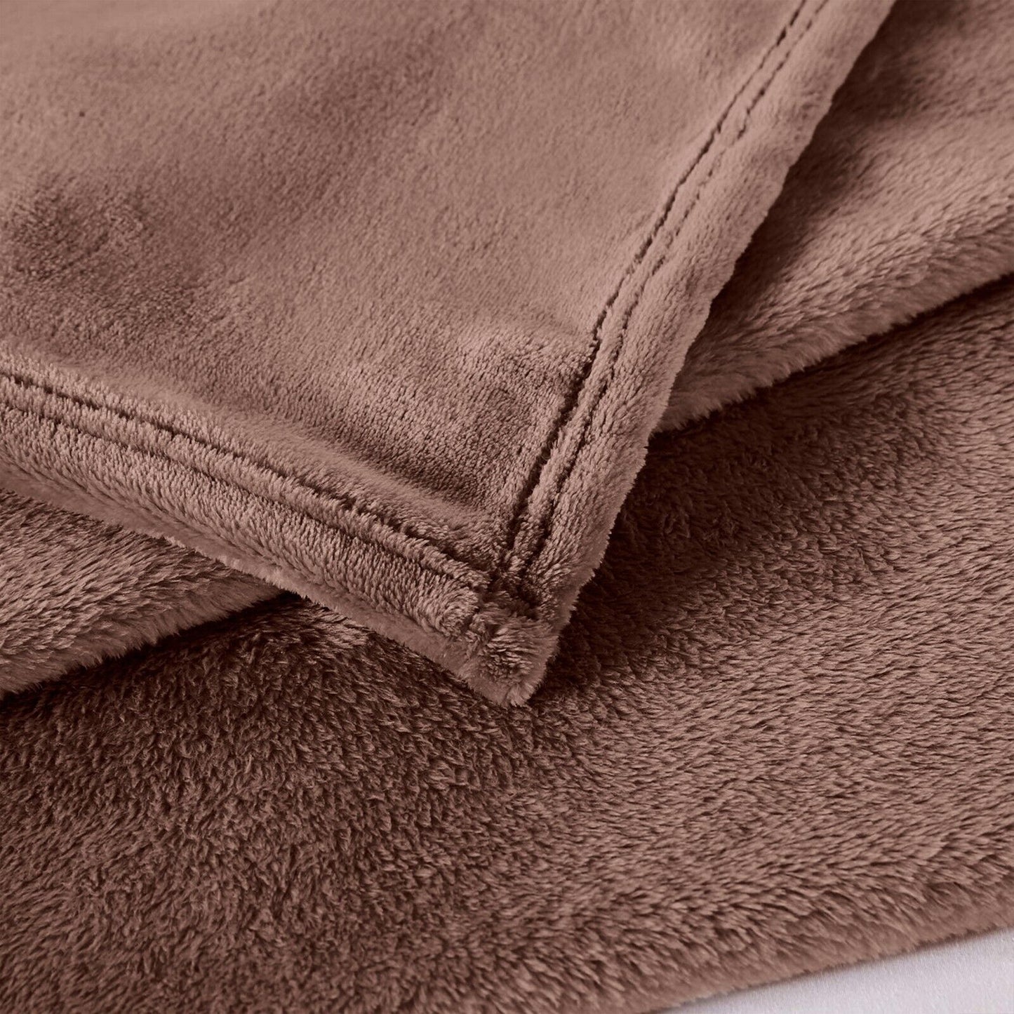 Soft Fleece Luxury Throw: Warm & Hypoallergenic