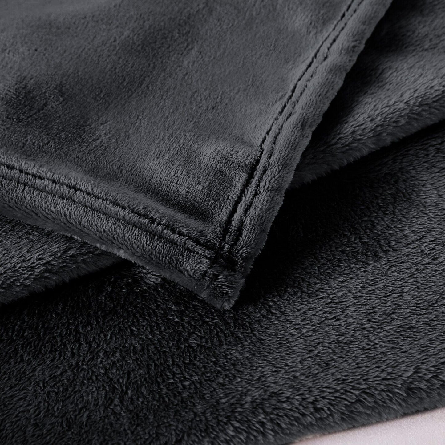 Soft Fleece Luxury Throw: Warm & Hypoallergenic