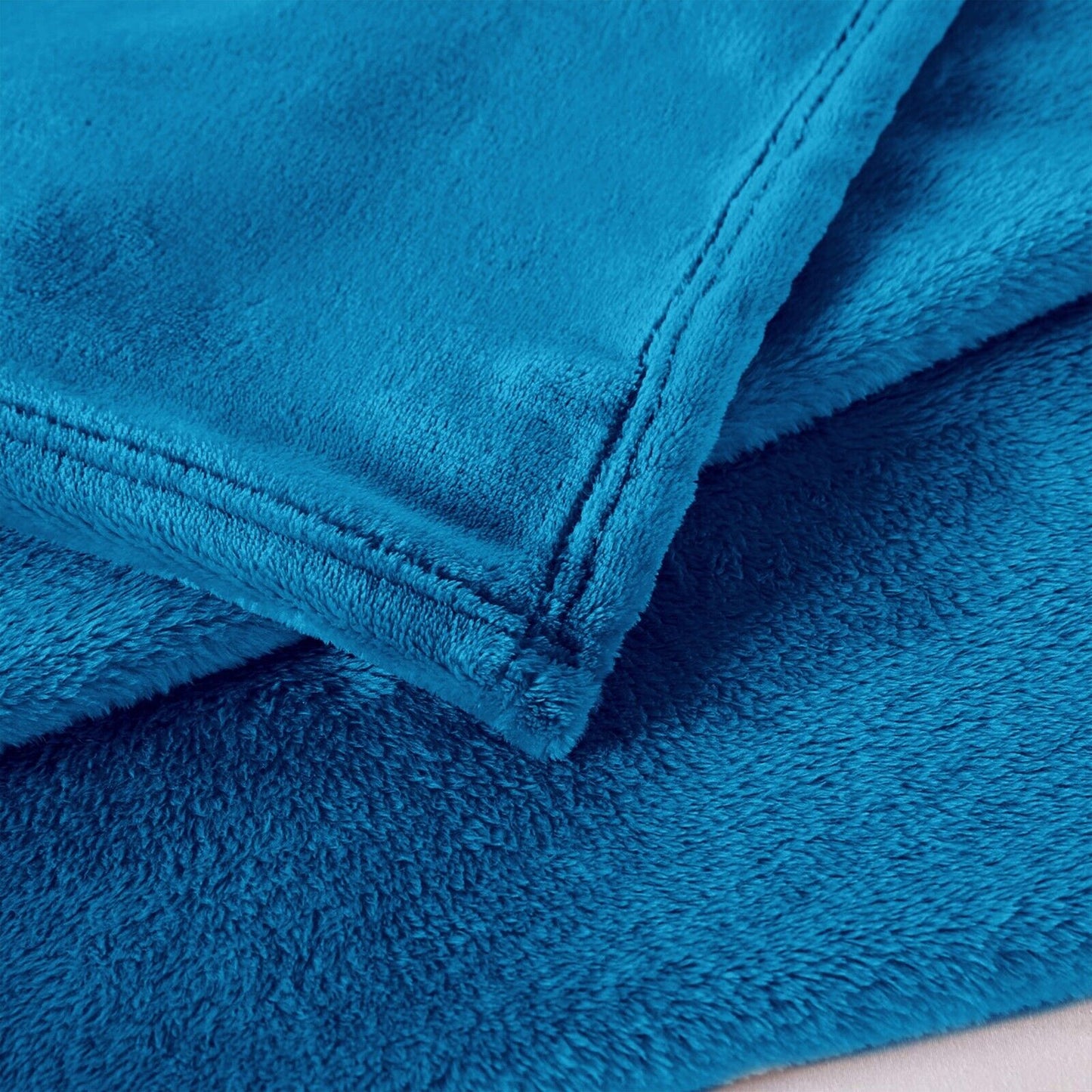 Soft Fleece Luxury Throw: Warm & Hypoallergenic